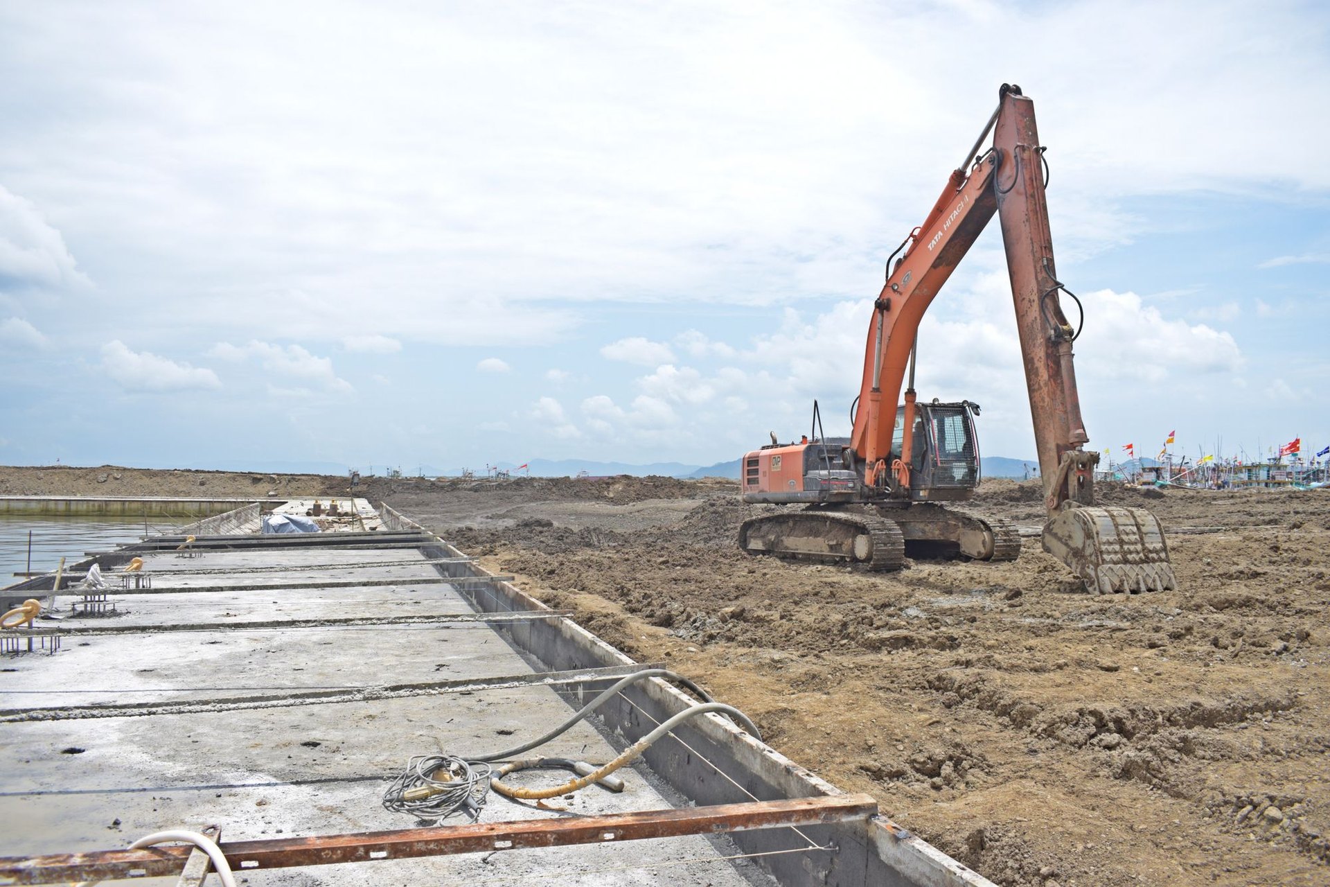 Call Split T Earthworks for excavation in Wichita, KS Heavy excavator performing earthwork in Sedgwick County, Kansas